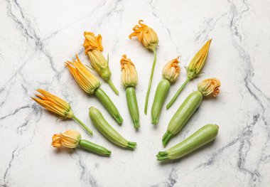 Hafif arka planda çiçekli taze kabak.