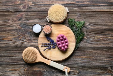 Masaj sabunu ve ahşap arka planda banyo malzemeleri olan kompozisyon