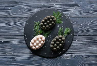 Masaj sabunu ve köknar ağacı dalları olan bir tahta.