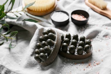 Masaj sabunu ve kumaş arkaplanda deniz tuzu, yakın plan.