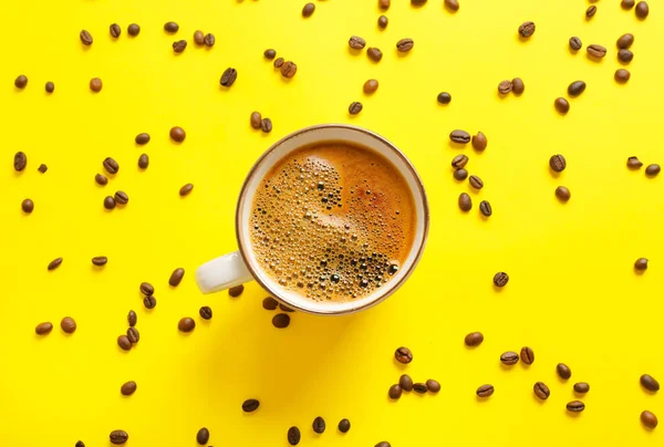 Kopje Koffie Verspreid Bonen Kleur Achtergrond — Stockfoto