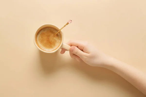 Kvinna Hand Med Kopp Kaffe Gul Bakgrund — Stockfoto