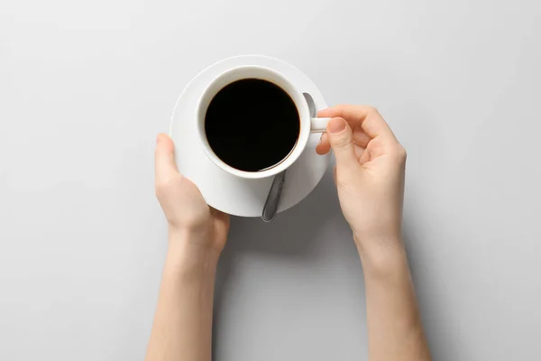 Manos Femeninas Con Taza Café Sobre Fondo Claro — Foto de Stock