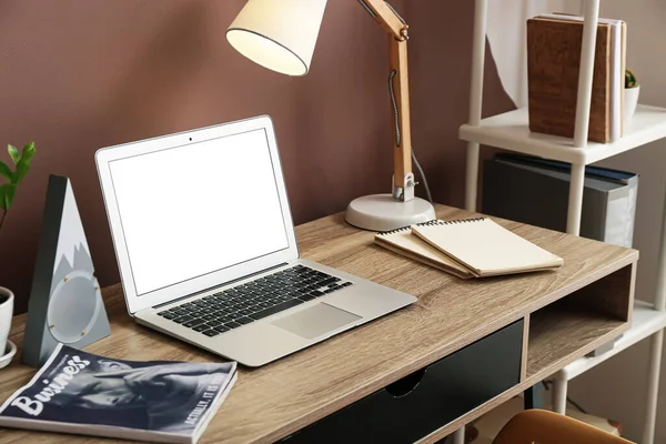 Modern Arbetsplats Med Laptop Och Glödande Lampa Rummet — Stockfoto