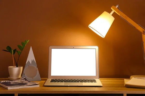 Modern Arbetsplats Med Laptop Inredning Och Glödande Lampa Nära Färgvägg — Stockfoto