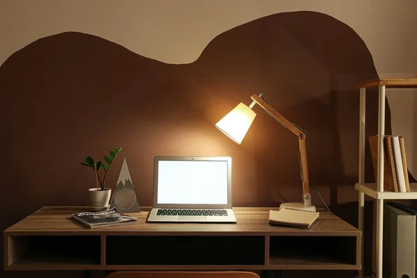 Современное Рабочее Место Ноутбуком Декором Светящейся Лампой Рядом Цветной Стеной — стоковое фото