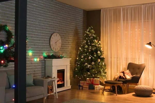 Interior Elegante Sala Estar Com Lareira Decorada Para Natal — Fotografia de Stock