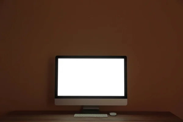 Mesa Com Computador Moderno Quarto Escuro — Fotografia de Stock
