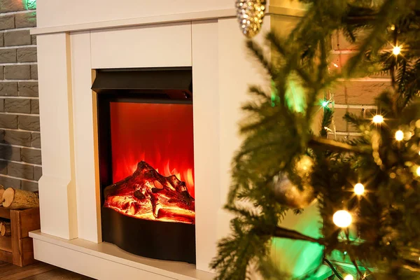 クリスマスのために装飾されたスタイリッシュなリビングルームのインテリアの近代的な暖炉 — ストック写真