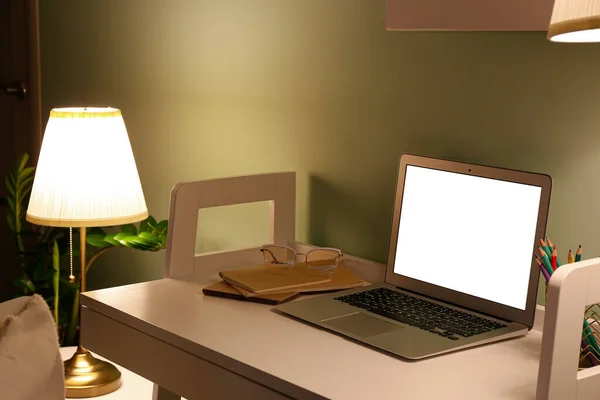 Arbetsplats Med Modern Laptop Och Glödande Lampa Mörkt Rum — Stockfoto