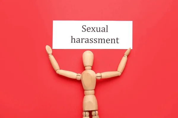 Χαρτί Κείμενο Sexual Harassment Και Ξύλινη Κούκλα Φόντο Χρώμα — Φωτογραφία Αρχείου
