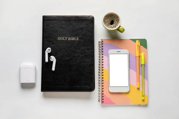 Szent Biblia Fülhallgató Mobiltelefon Notebook Csésze Kávé Világos Háttér — Stock Fotó