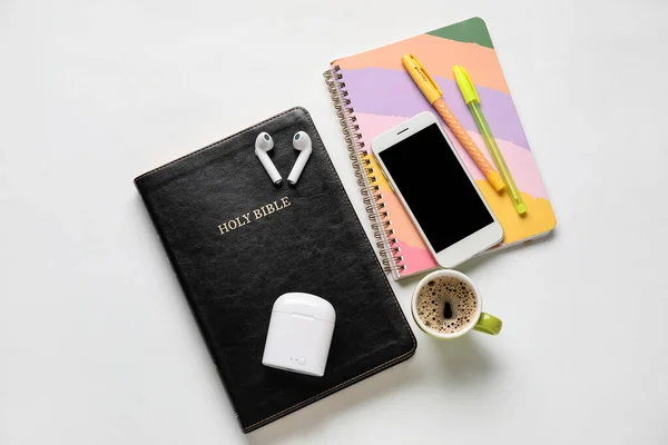 Heilige Bijbel Koptelefoon Mobiele Telefoon Notebook Kopje Koffie Lichte Achtergrond — Stockfoto
