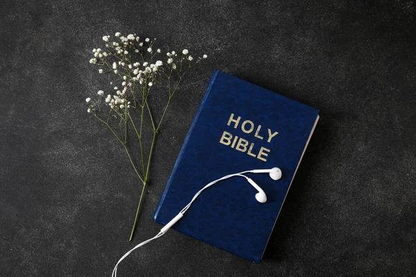 Holy Bible Gypsophila Flowers Earphones Dark Background — Stock Photo, Image