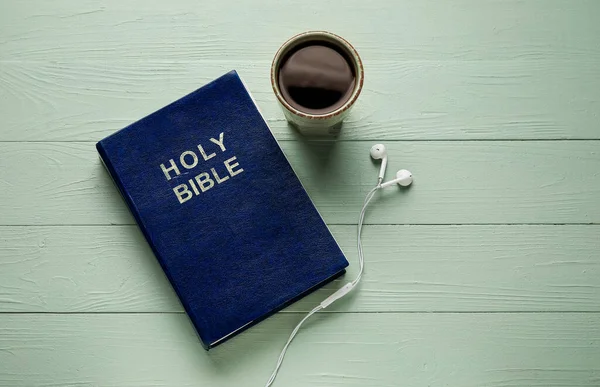 Святая Библия Наушники Чашка Кофе Фоне Цвета Дерева — стоковое фото