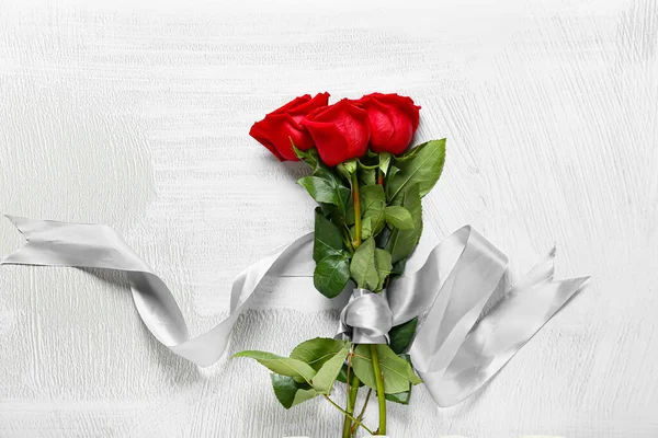 Schöne Rosen Mit Band Auf Weißem Hintergrund — Stockfoto