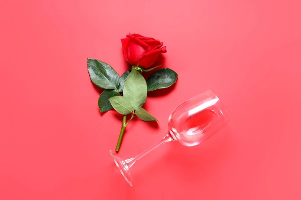 Belle Rose Verre Vin Sur Fond Couleur — Photo