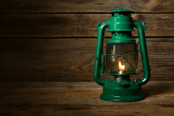 Green Retro Lamp Wooden Background — Stock Photo, Image