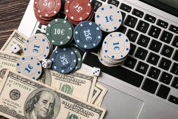 Würfel Pokerchips Dollarnoten Und Laptop Auf Dem Tisch Nahaufnahme — Stockfoto