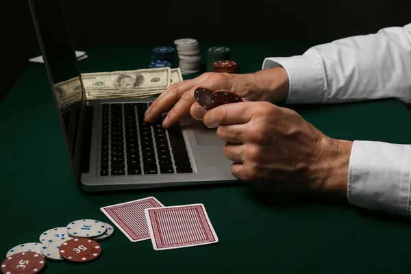 Hombre Con Portátil Jugando Póquer Línea Mesa Casino — Foto de Stock