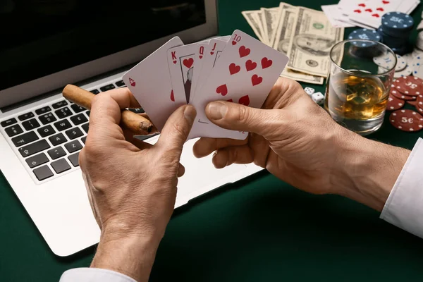 Man Laptop Playing Poker Online Table Casino — Stock Photo, Image