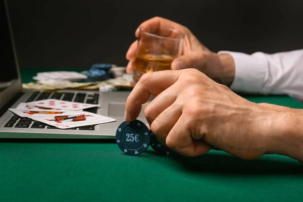 Man Laptop Playing Poker Online Table Casino — Stock Photo, Image