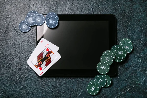 Tablet Υπολογιστή Μάρκες Πόκερ Και Παίζοντας Χαρτιά Σκούρο Φόντο — Φωτογραφία Αρχείου