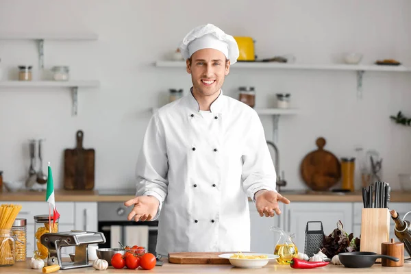 Italský Kuchař Stolu Lahodným Jídlem Kuchyni — Stock fotografie