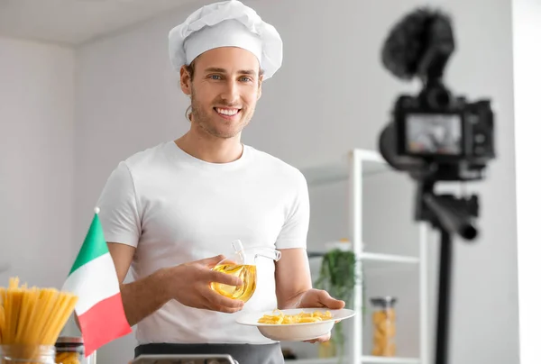 Italský Kuchař Těstovinami Olejem Nahrávání Videa Kuchyni — Stock fotografie