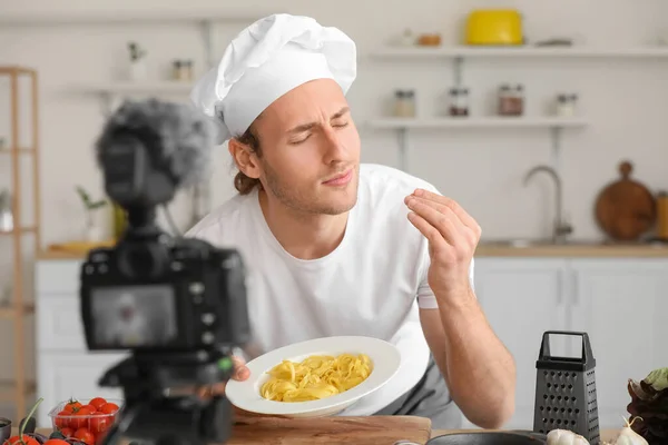 Italský Kuchař Lahodnými Těstoviny Nahrávání Videa Kuchyni — Stock fotografie