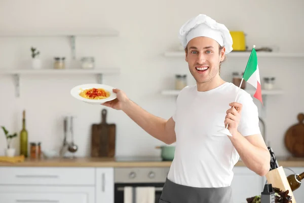 Koki Tampan Dengan Pasta Lezat Dan Bendera Italia Dapur — Stok Foto