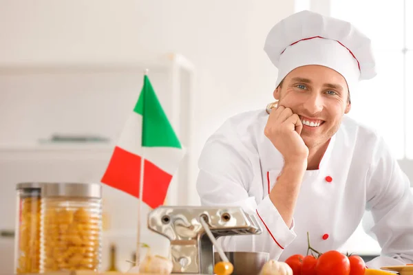 Chef Italiano Perto Mesa Com Comida Cozinha — Fotografia de Stock