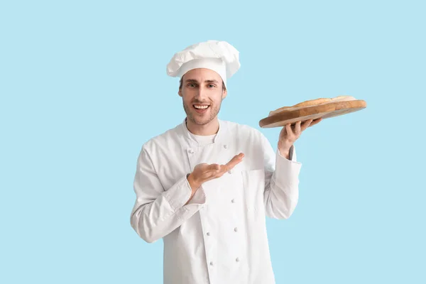 Chef Bonito Mostrando Pizza Saborosa Fundo Azul — Fotografia de Stock