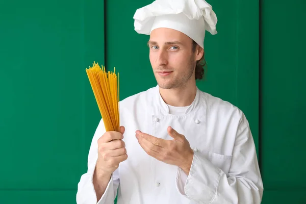 Chef Bonito Mostrando Espaguete Cru Fundo Verde — Fotografia de Stock