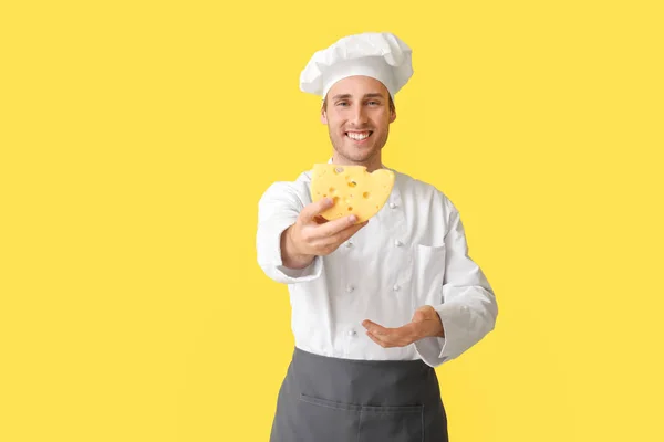 Guapo Chef Con Queso Sobre Fondo Amarillo — Foto de Stock