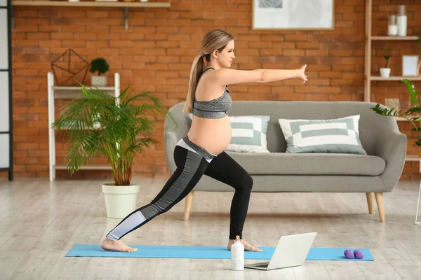 Joven Embarazada Practicando Yoga Casa — Foto de Stock