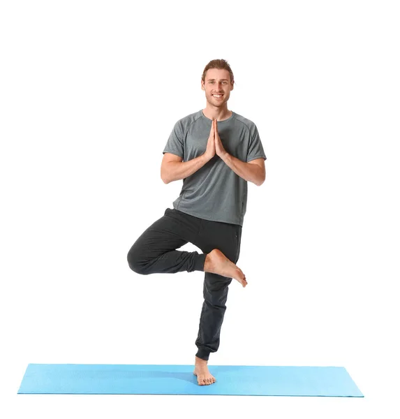Genç Adam Beyaz Arka Plan Üzerinde Yoga Uygulamak — Stok fotoğraf