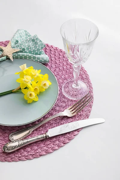美しいテーブルセッティングとともにナルシス花上の白い背景 — ストック写真