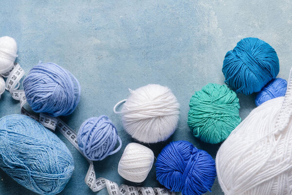 Пряжа для вязания и измерительная лента на синем фоне