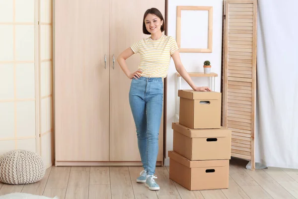 Mujer Joven Con Cajas Móviles Casa — Foto de Stock