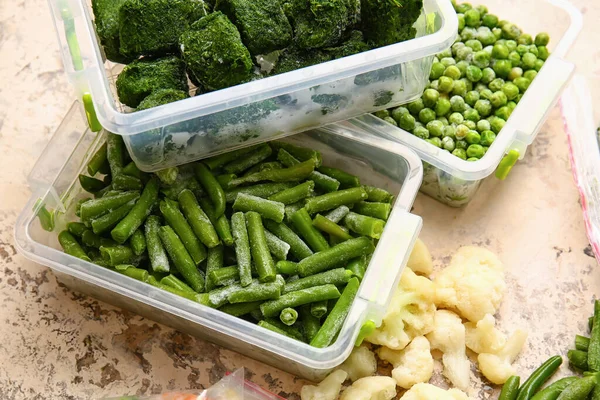 Envases Plástico Con Diferentes Verduras Congeladas Sobre Fondo Color —  Fotos de Stock