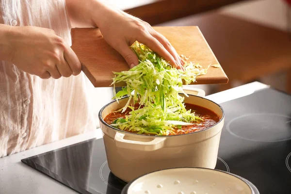 Vrouw Het Toevoegen Van Kool Aan Kookpot Met Borscht Keuken — Stockfoto