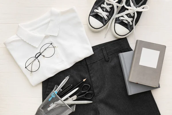 Uniforme Scolaire Élégant Chaussures Lunettes Papeterie Sur Fond Bois Clair — Photo