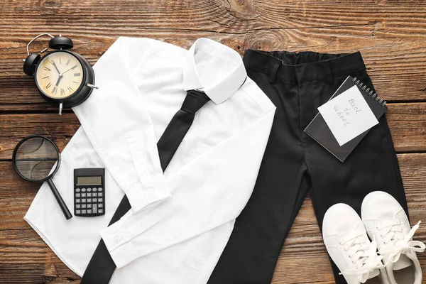 Stijlvol Schooluniform Schoenen Wekker Briefpapier Papieren Blad Met Tekst Terug — Stockfoto