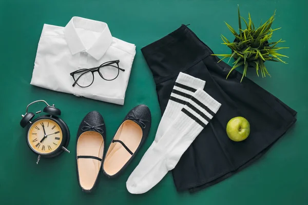 Şık Okul Üniforması Ayakkabılar Gözlükler Renk Arkaplan Üzerindeki Çalar Saat — Stok fotoğraf