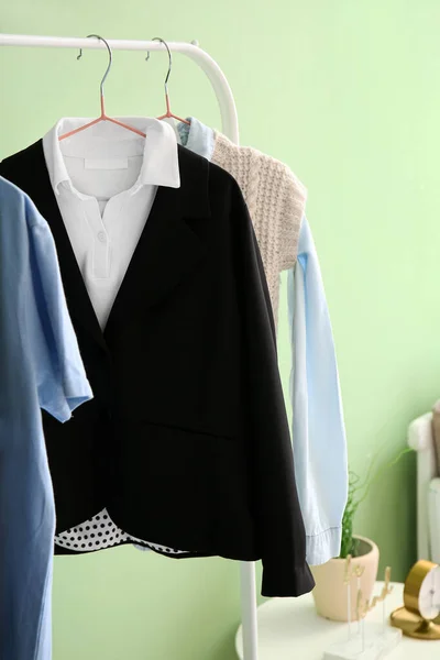 Rack Met Stijlvol Schooluniform Kamer — Stockfoto