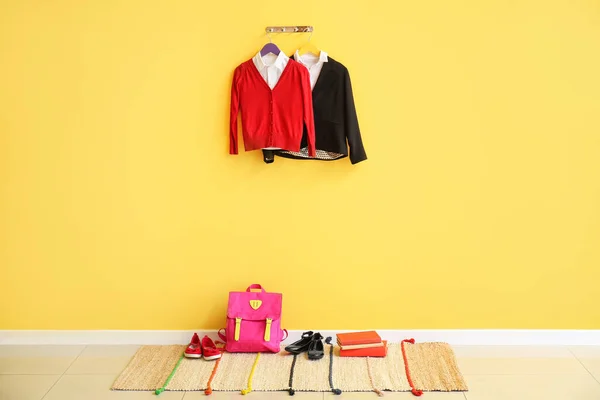 部屋の色の壁にスタイリッシュな学校の制服でハンガー — ストック写真