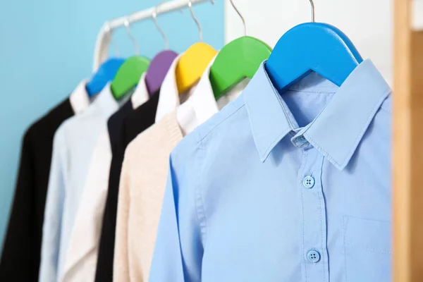 Rack Met Stijlvolle School Uniform Buurt Van Kleur Muur Close — Stockfoto