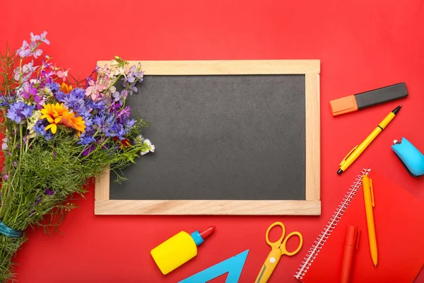 Leere Kreidetafel Strauß Schöner Wildblumen Und Papeterie Auf Farbigem Hintergrund — Stockfoto