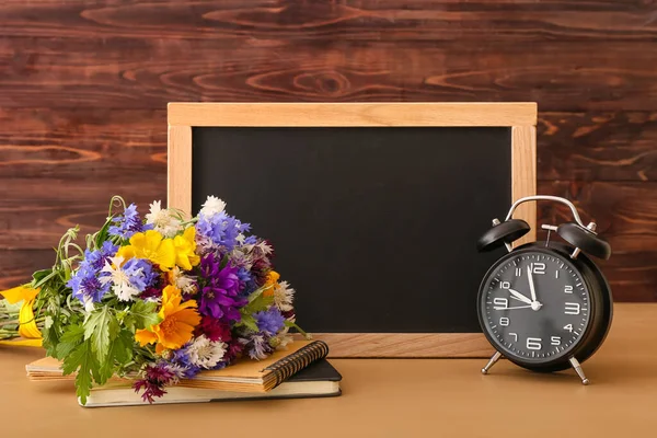 Boş Karatahta Çalar Saat Ahşap Masada Güzel Çiçekler — Stok fotoğraf